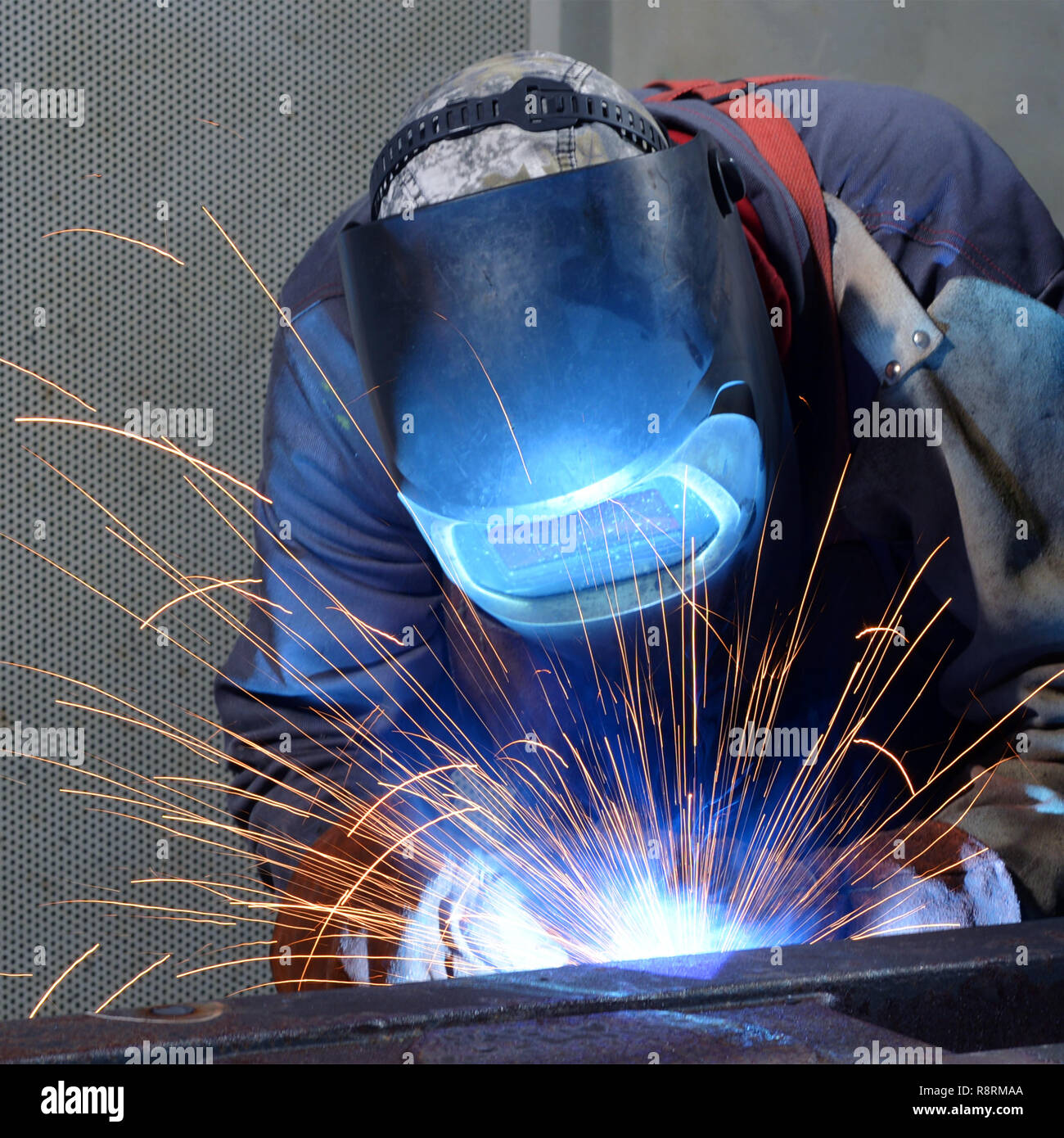 Schweißer arbeitet in einem industriellen Unternehmen - Produktion von Stahl Komponenten Stockfoto