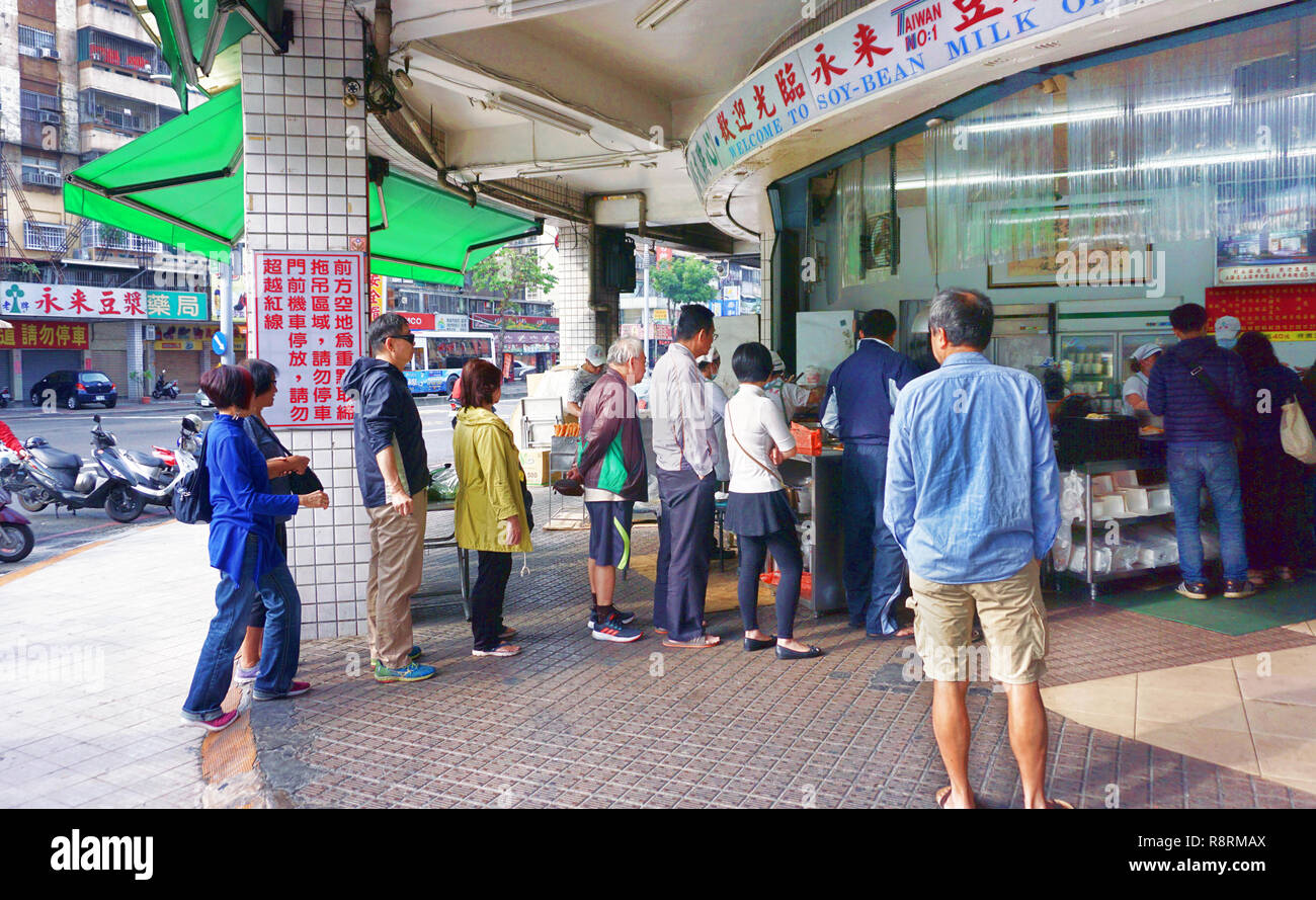 Kaohsiung, Taiwan-De. 8,2018 - Populäre morgen Restaurant in Kaohsiung, Taiwan, wo Leitungen sind immer lang, tolles Essen. Stockfoto