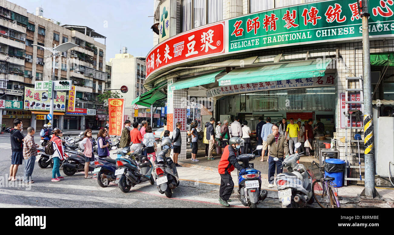 Kaohsiung, Taiwan Dez. 8,2018 - Populäre morgen Restaurant in Kaohsiung, Taiwan, immer lange Schlangen essen zu bekommen. Stockfoto