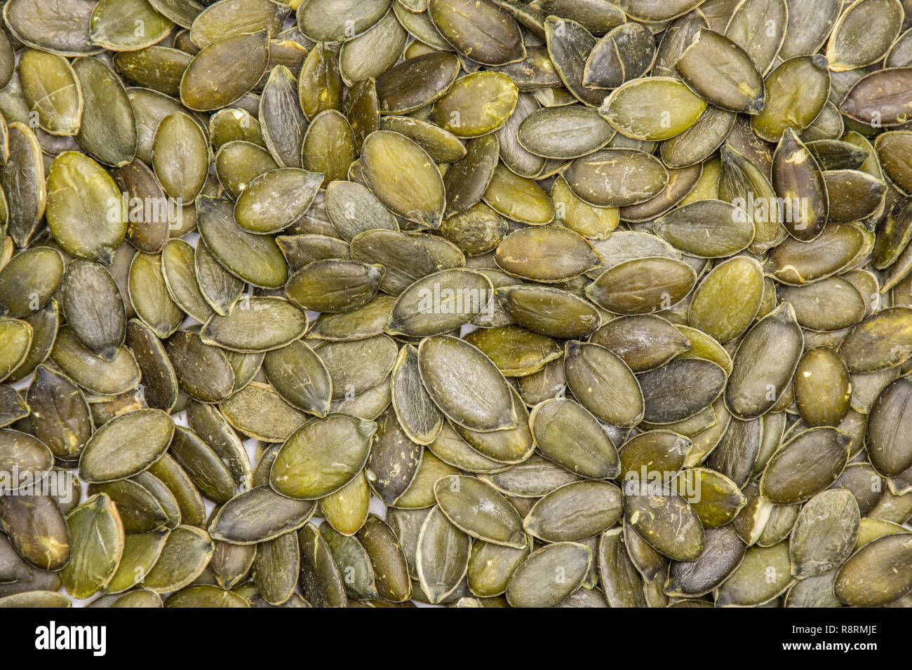 Nahaufnahme der Menge ganze geschälte Kürbiskerne flatlay isoliert Stockfoto