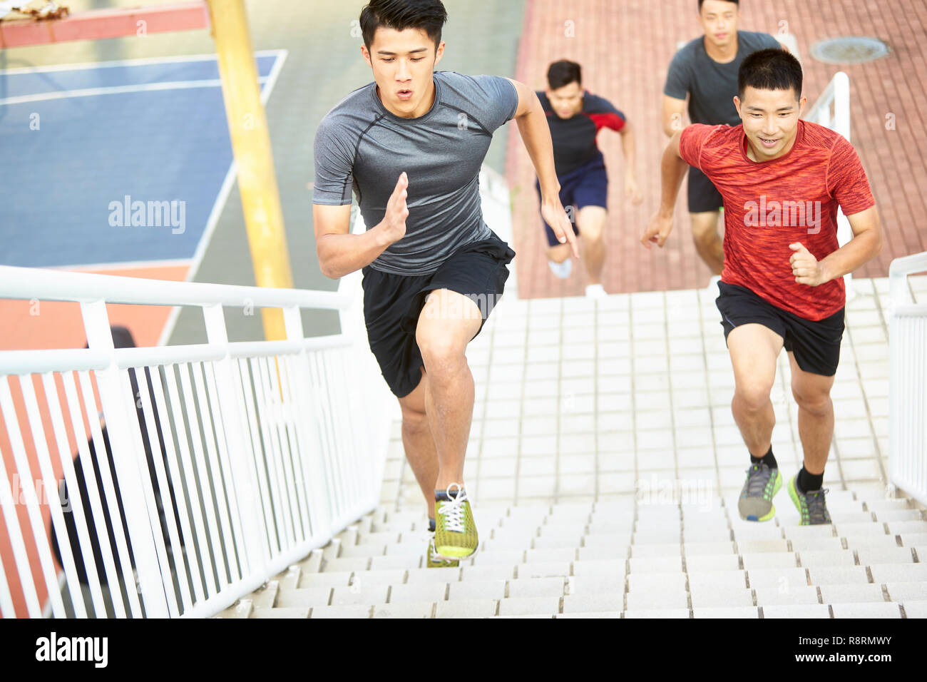 Junge asiatische Männer Ausbildung auf Schritte im Freien Stockfoto