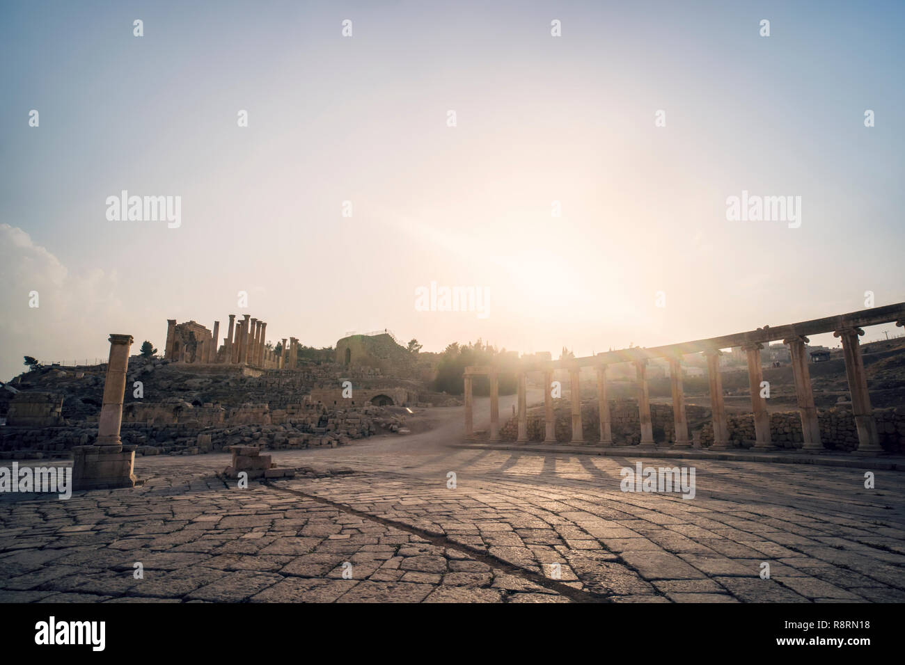 Die Ovale Forum und Cardo Maximus in der römischen Stadt Jerash, Gerasa in der Nähe von Pompeji des Ostens. Die Stadt der 1000 Säulen. Northern Jordan Stockfoto