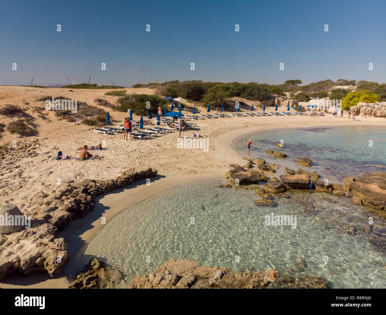 Ayia Napa, Zypern - 1. November. 2018. Blick auf den Strand und die Küste Makronissos Stockfoto