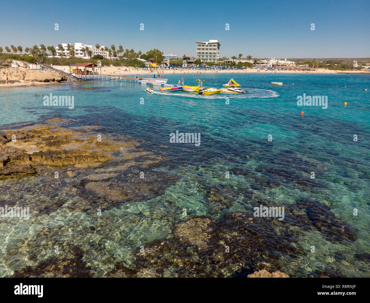 Ayia Napa, Zypern - 1. November. 2018. Blick auf den Strand und die Küste Makronissos Stockfoto