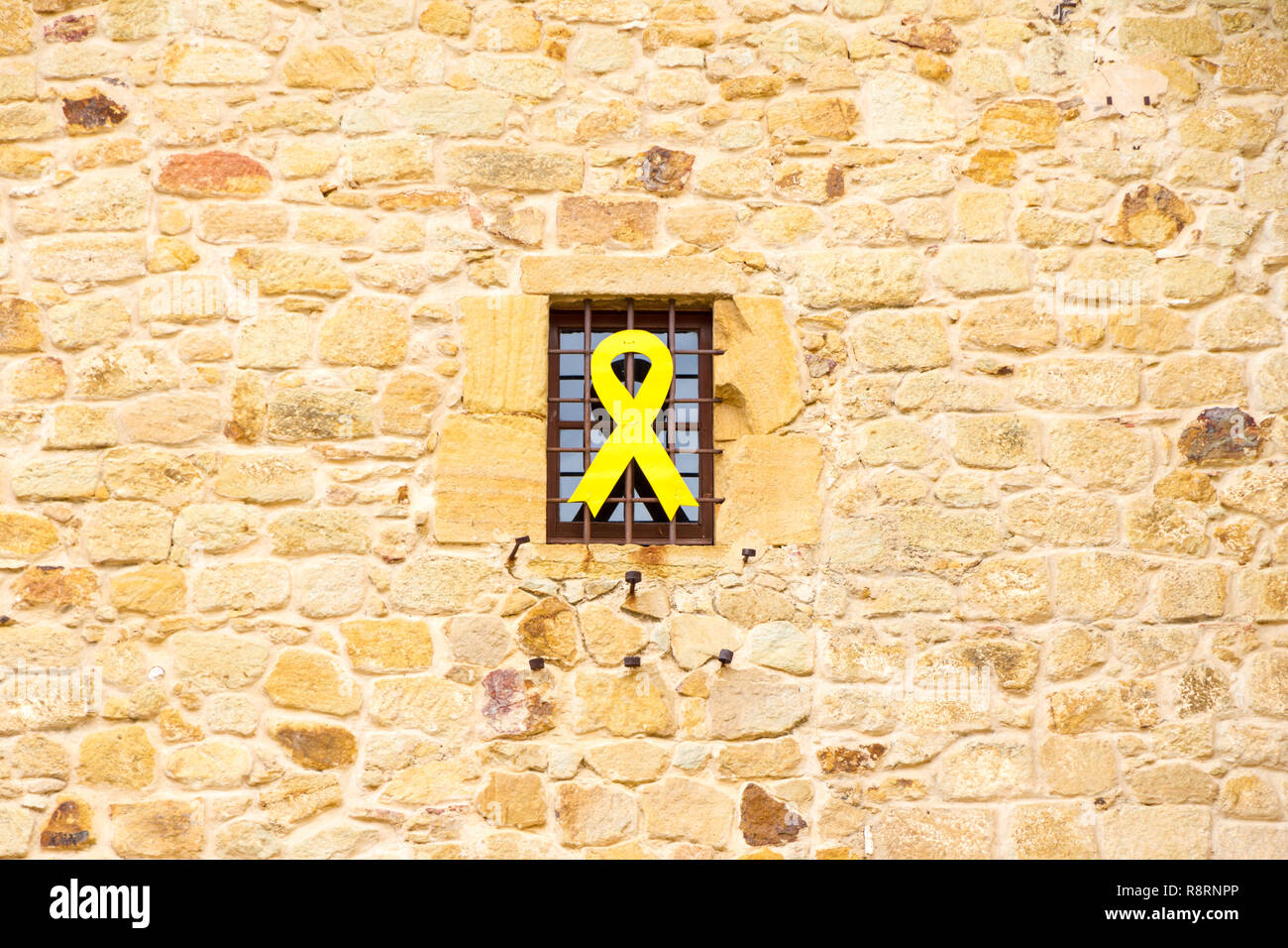 Das gelbe Band symbolisiert katalanischen Unabhängigkeit hängen aus einem Gebäude in Katalonien Stockfoto
