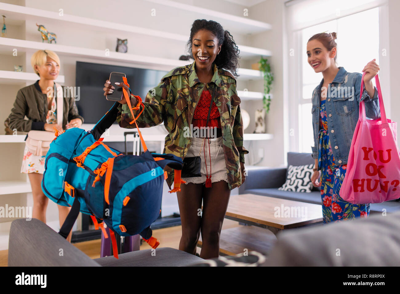 Junge Frauen Freunde mit Taschen bei House Rental anreisen Stockfoto