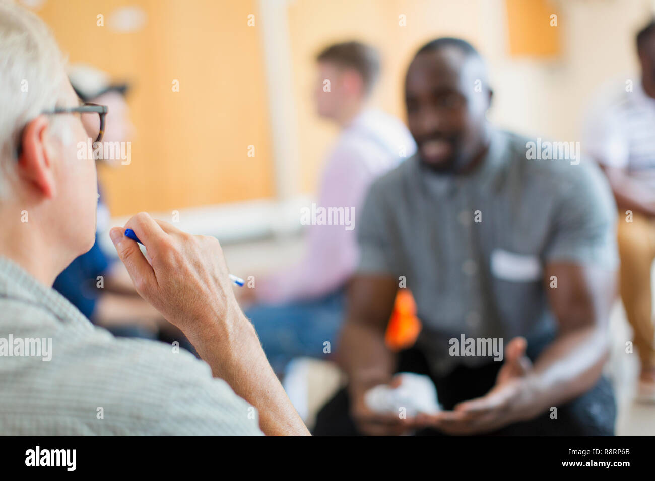 Männer Reden und Zuhören in der Gruppe Therapie Stockfoto