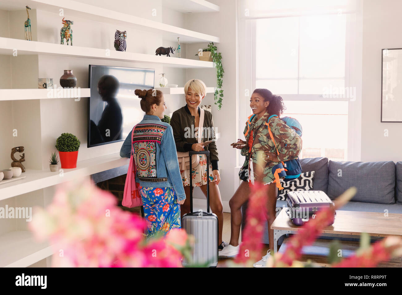 Junge Frauen Freunde mit Koffer im Haus Miete Stockfoto