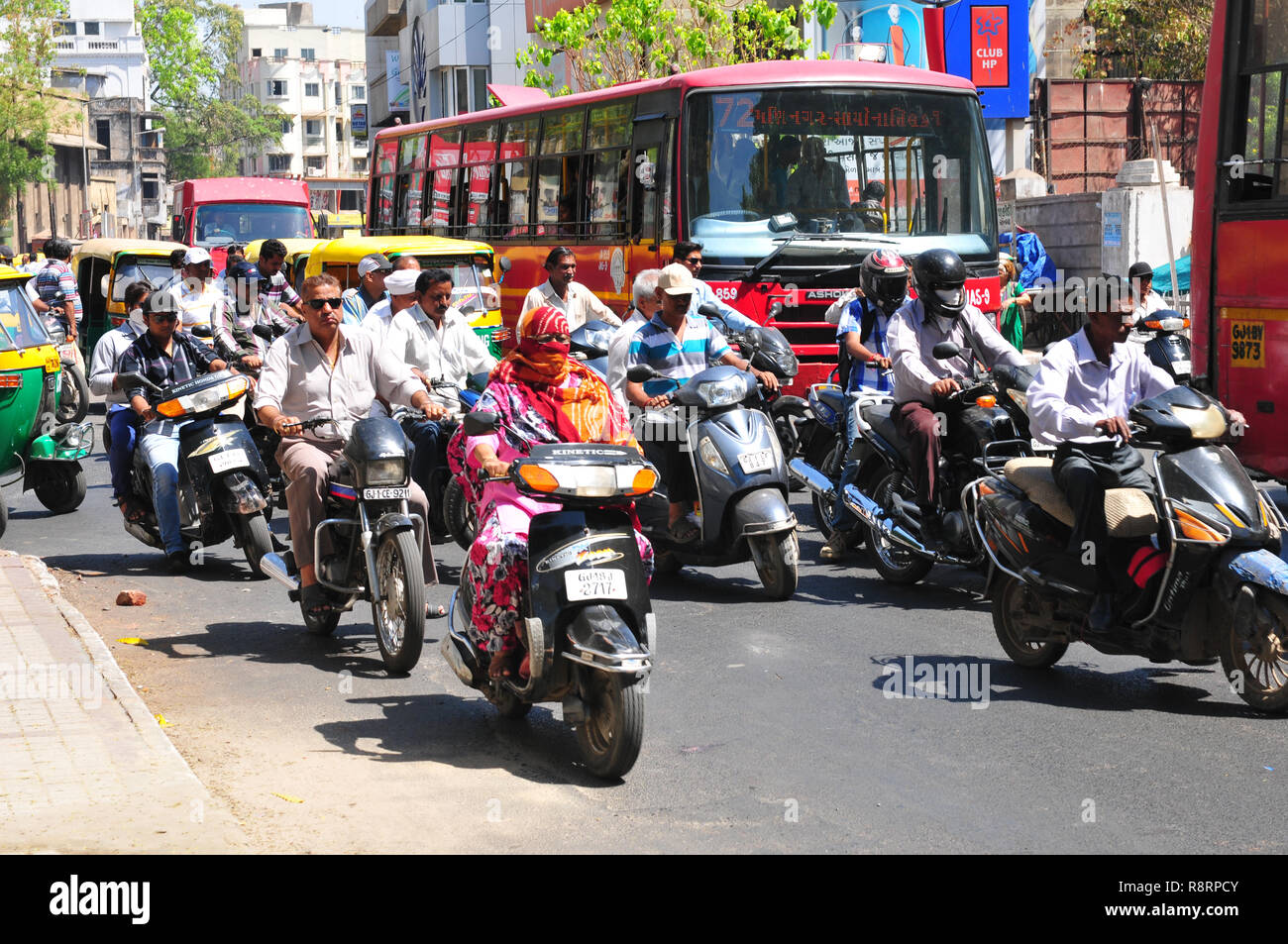 Indien: starker Verkehr in den Straßen von Ahmedabad, die Hauptstadt des Bundesstaates Gujarat Stockfoto