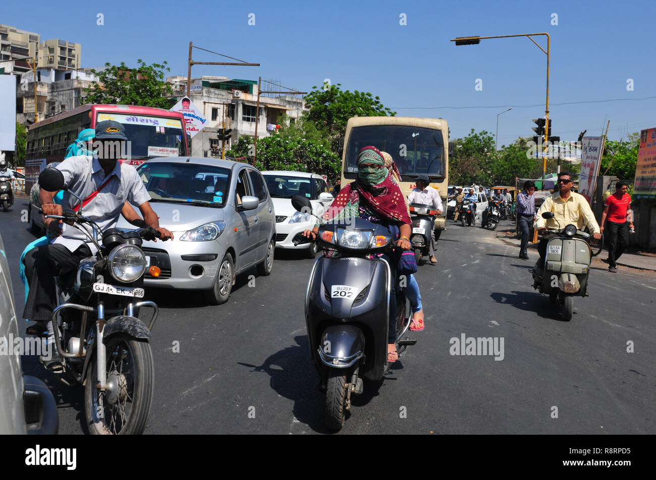 Indien: starker Verkehr in den Straßen von Ahmedabad, die Hauptstadt des Bundesstaates Gujarat Stockfoto