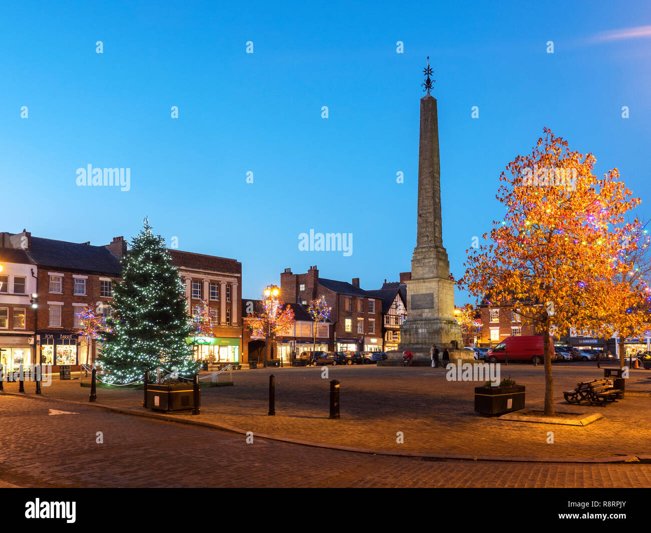 Obelisk und Chistmas Baum auf dem Marktplatz in Ripon North Yorkshire England Stockfoto