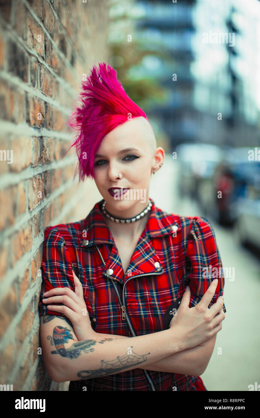 Portrait selbstbewussten jungen Frau mit rosa Mohawk auf städtischen Bürgersteig Stockfoto
