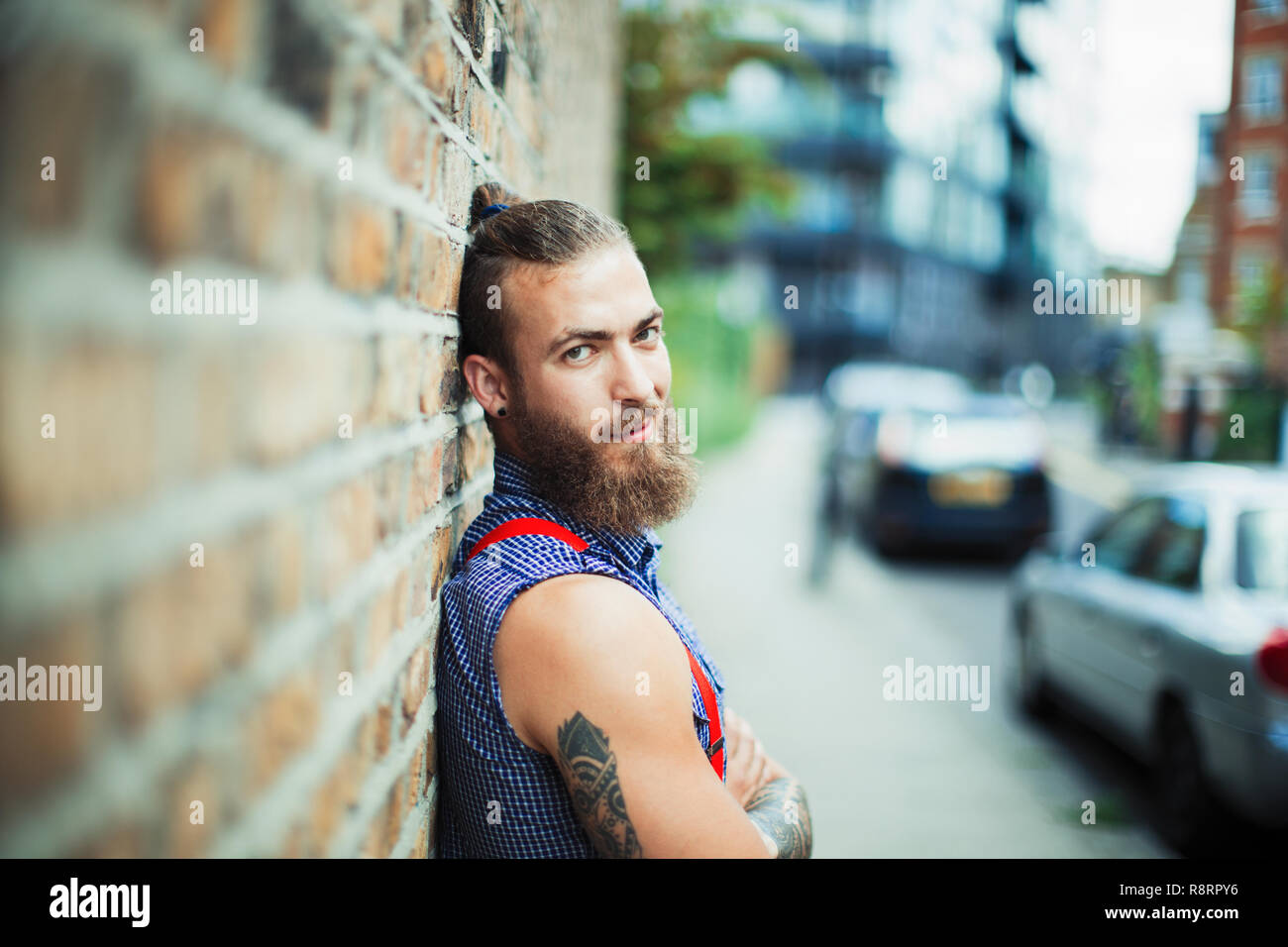 Zuversichtlich männliche Hipster auf städtischen Bürgersteig Stockfoto