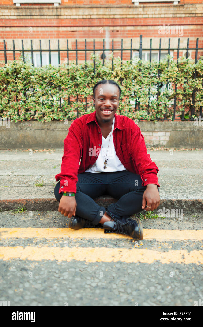 Porträt Lächeln, selbstbewussten Teenager sitzen auf städtischen bändigen Stockfoto
