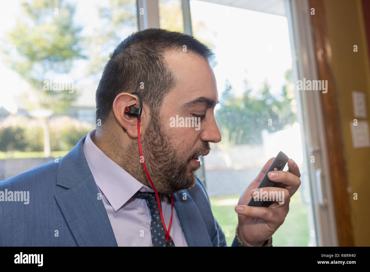 Geschäftsmann mit Sehbehinderung hören auf seinen Computer Stockfoto