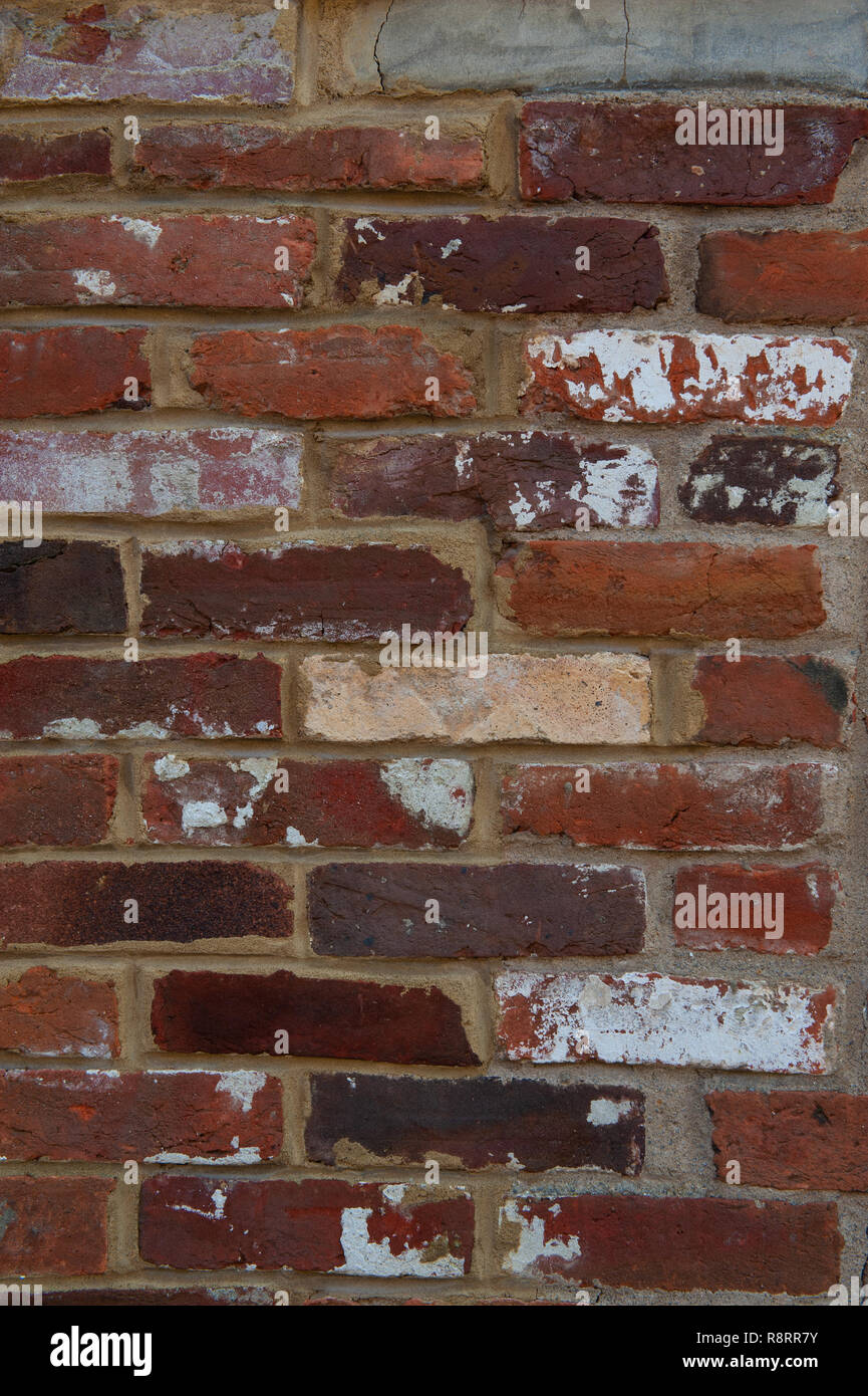 Mauer gebaut von Verschiedenfarbigen Backsteinen. Stockfoto