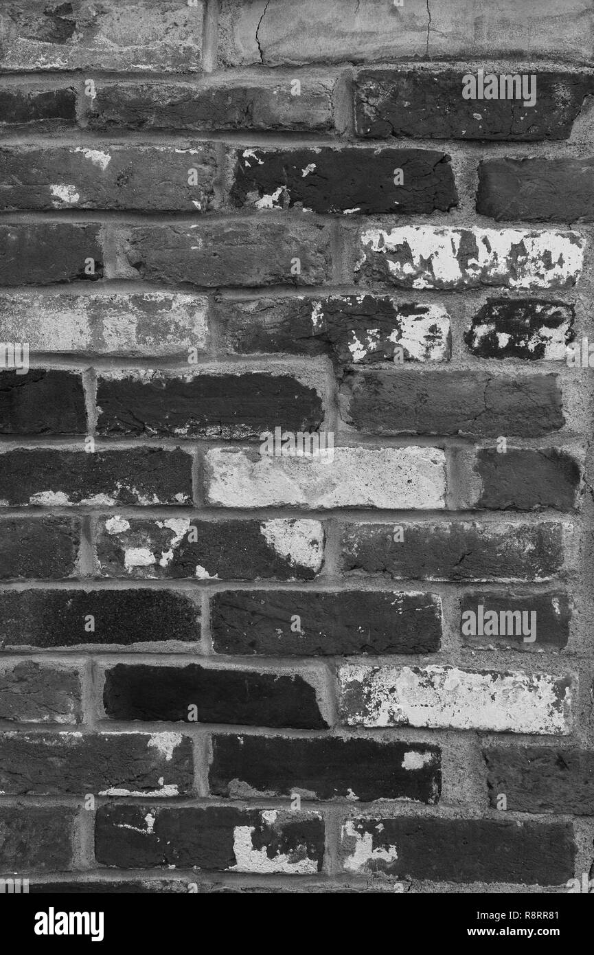 Mauer gebaut von Verschiedenfarbigen Backsteinen. Stockfoto