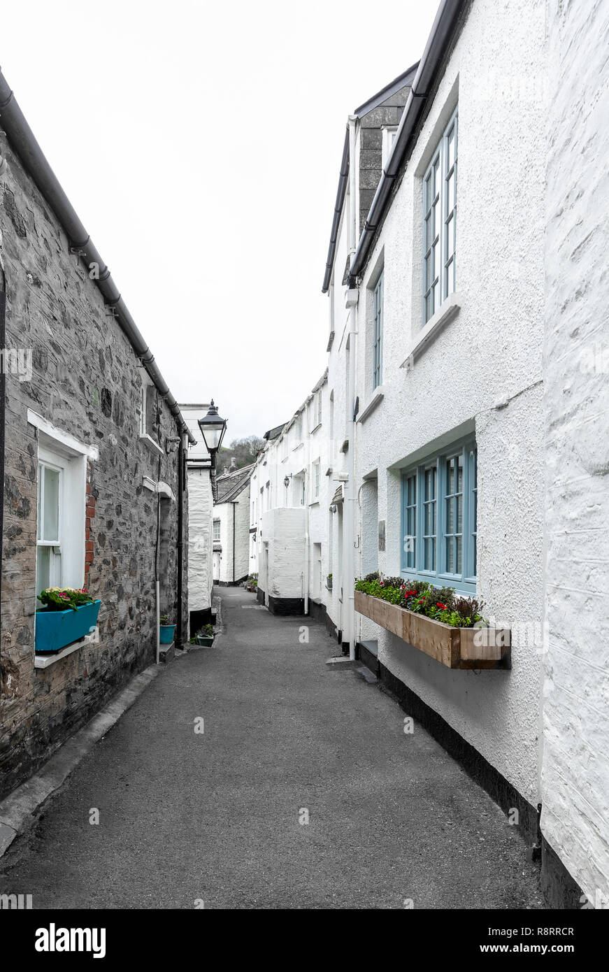 Weiß holiday cottages und schmalen Straßen, in der historischen und malerischen Fischerdorf Polperro in Cornwall, Großbritannien Stockfoto