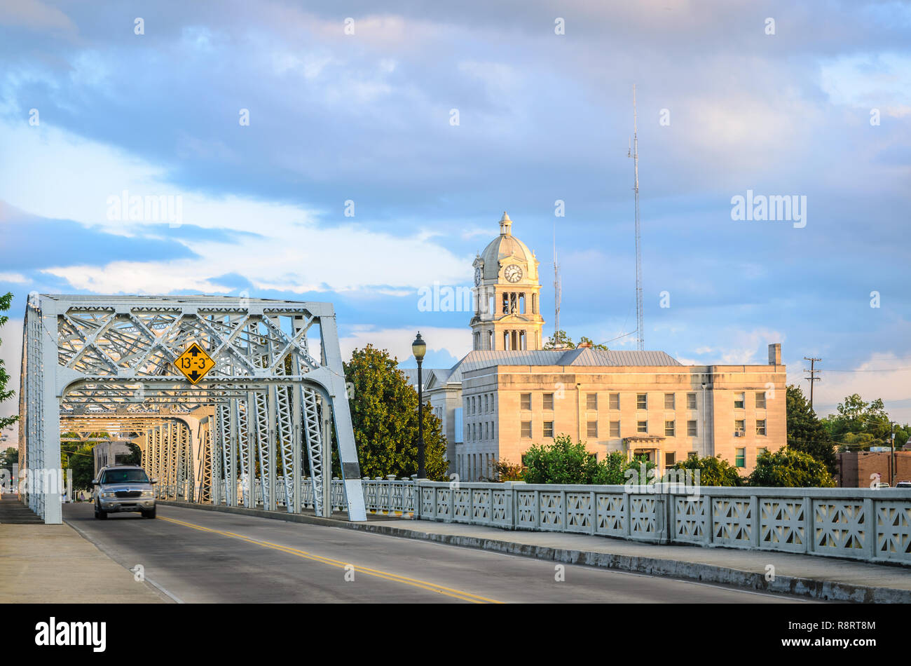 Ein Auto fährt über Keesler Brücke, die sich über dem Yazoo River in Tupelo, Mississippi. Im Hintergrund ist der Leflore County Courthouse. Stockfoto