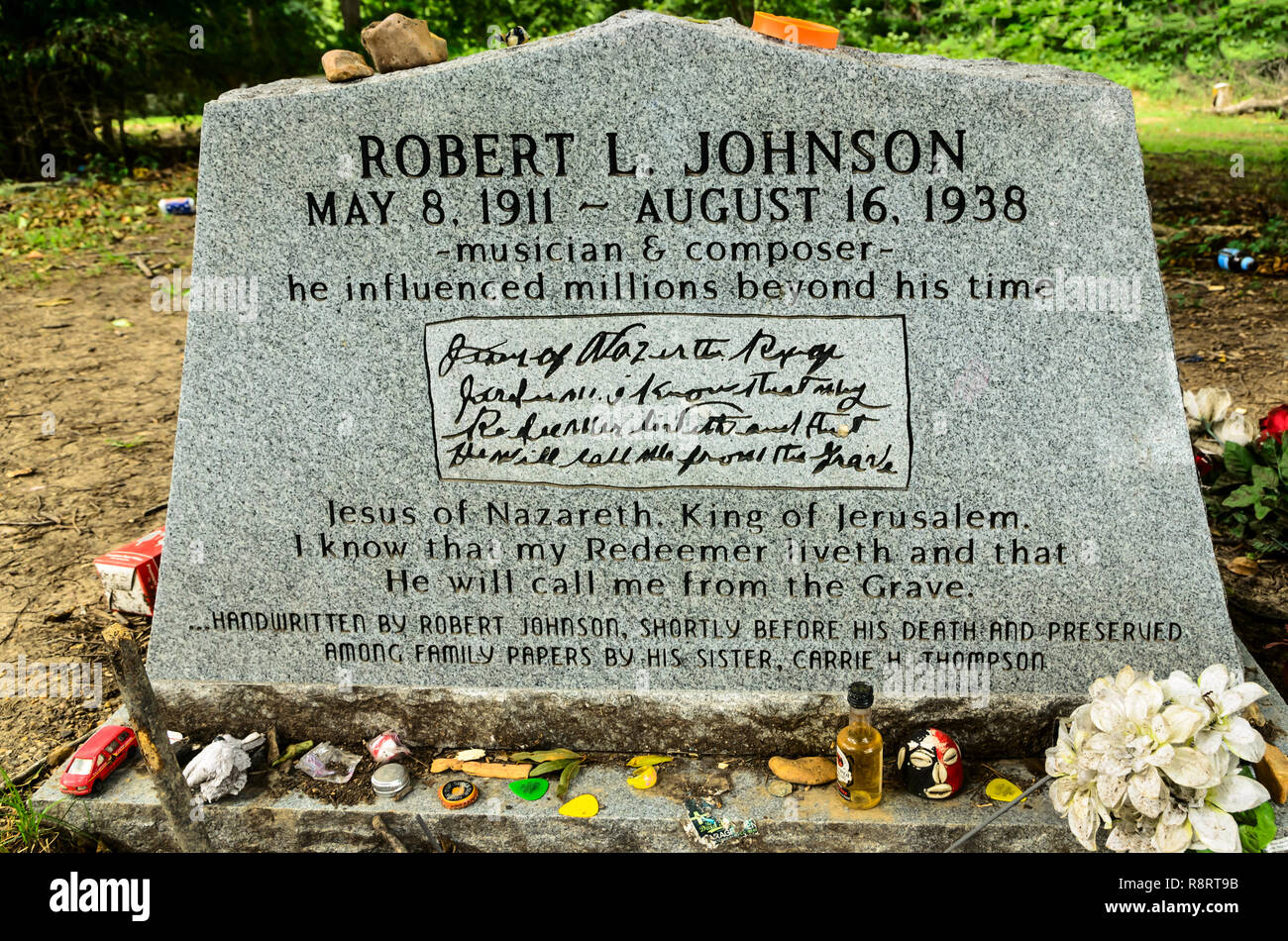 Tokens von Fans der legendären Blues Musiker Robert Johnson Wurf seine Grabstätte in Little Zion Missionarsbaptist-kirche in Tupelo, Mississippi. Stockfoto