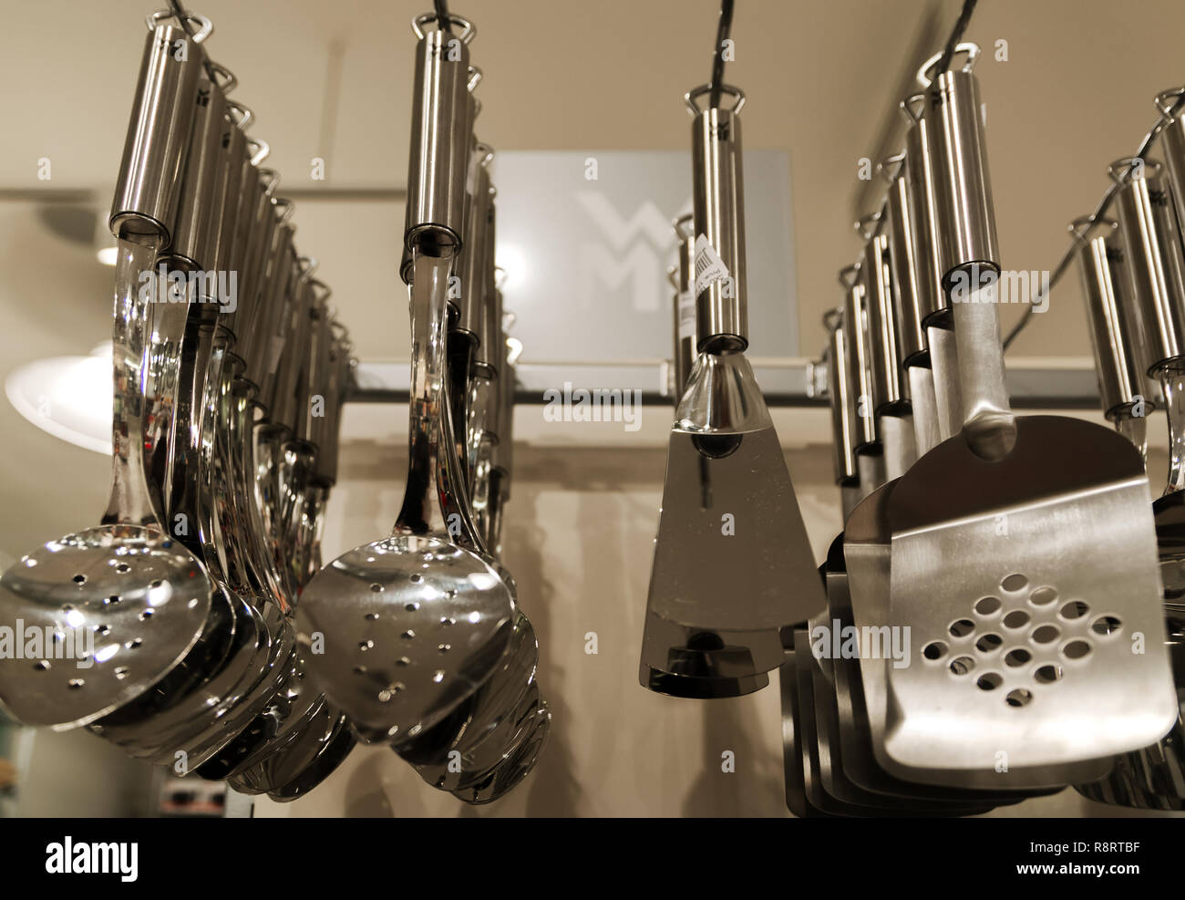 WMF Besteck hängen auf einem Display Rack an der Viking Bereich Retail Store. Stockfoto