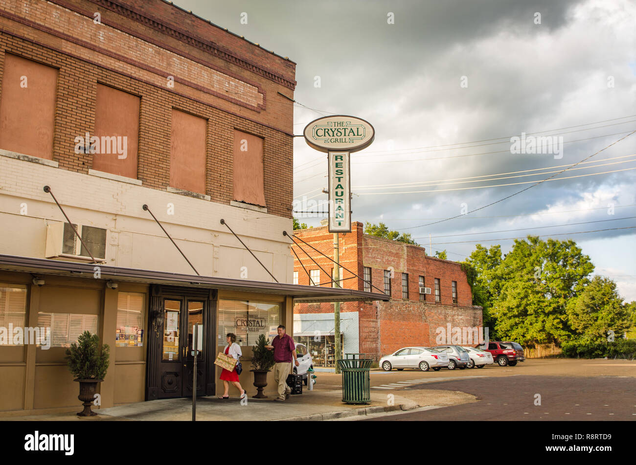 Ein Paar geht die Crystal Grill für das Mittagessen in Greenwood, Fräulein Das familiengeführte Restaurant hat ein lokaler Favorit für mehr als ein Jahrhundert. Stockfoto
