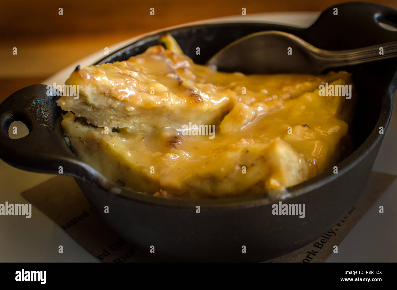 Brot und Butter Pudding, in Karamellsauce durchnässt, ist in einem Guss Server vorbereitet und serviert heiße bei Delta Bistro in Tupelo, Mississippi. Stockfoto