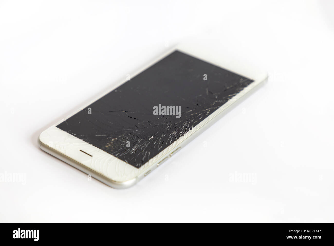 Smartphone mit gebrochenen Bildschirm auf weißem Hintergrund Stockfoto