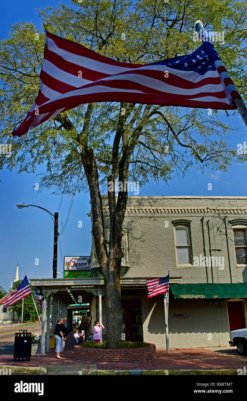 Eine amerikanische Flagge Sept. 25, 2011 in Holly Springs, Mississippi. Im Hintergrund ist Tyson Droge Co. Stockfoto