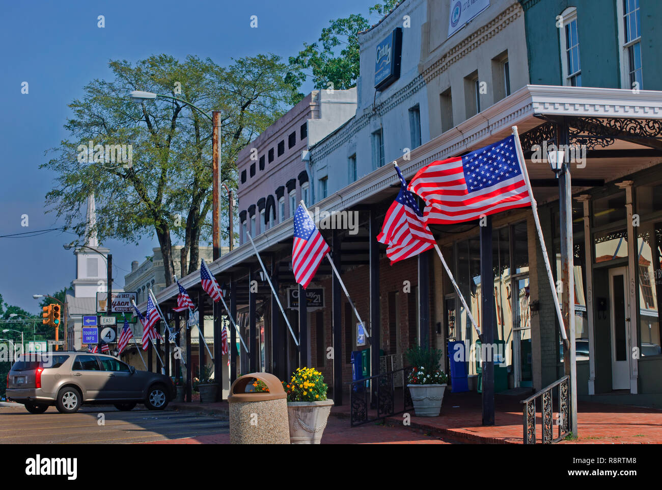 Amerikanische Fahnen in den Straßen Sept. 25, 2011 in der Innenstadt von Holly Springs, Mississippi. Stockfoto