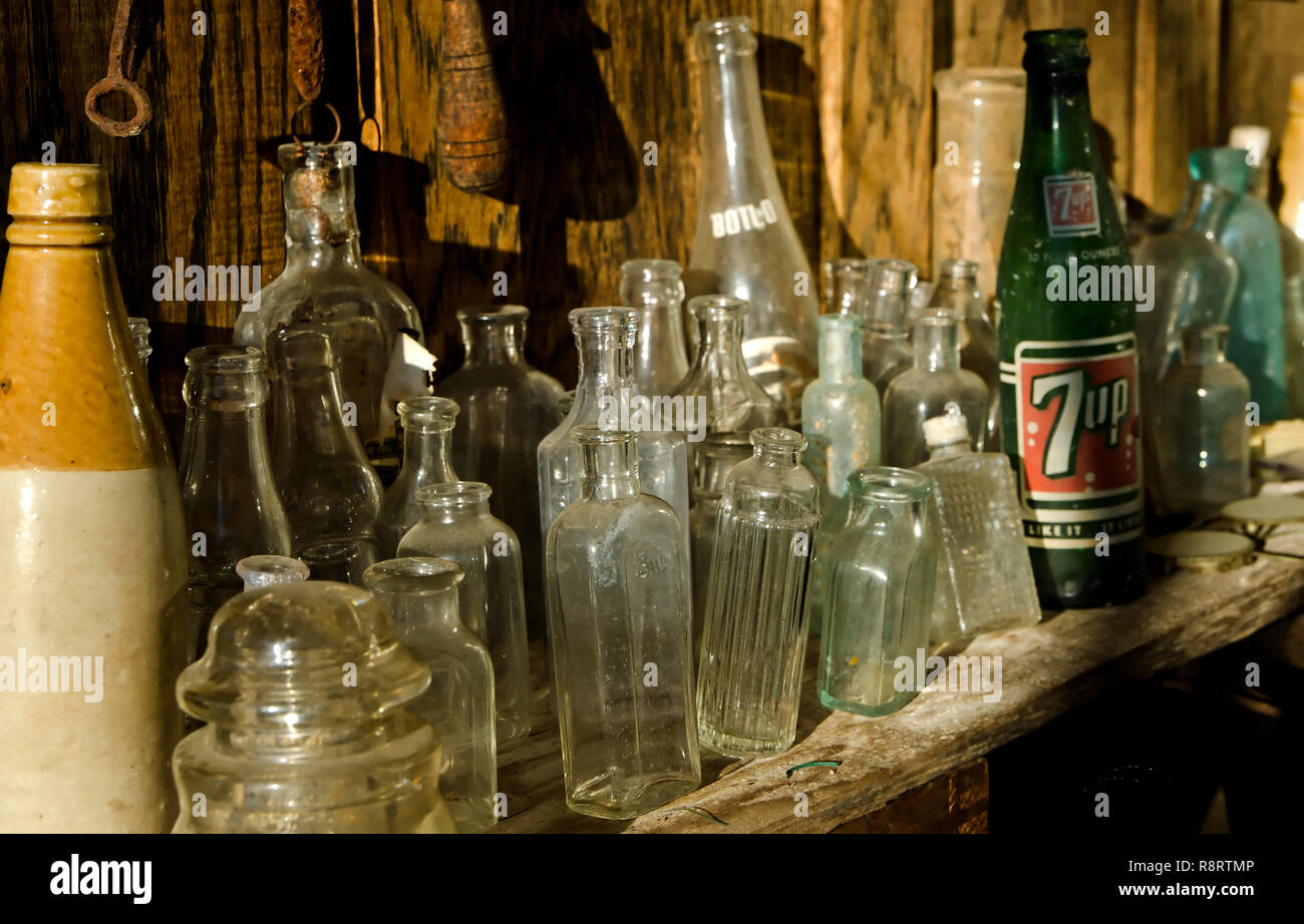 Im Booker Hardware & Cutlery, 10. Oktober 2011, in Holly Springs, Mississippi, stehen antike Flaschen auf einem Regal. Das Geschäft wurde 1937 gegründet. Stockfoto