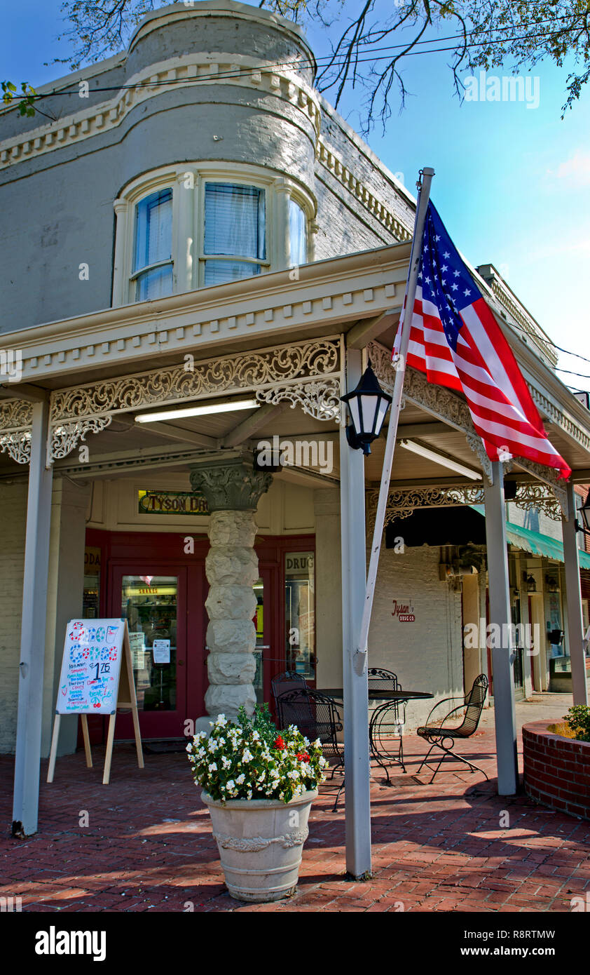 Eine amerikanische Flagge ausserhalb Tyson Droge Co.Sept. 25, 2011 in Holly Springs, Mississippi. Der Speicher verkauft altmodische Milchshakes. Stockfoto