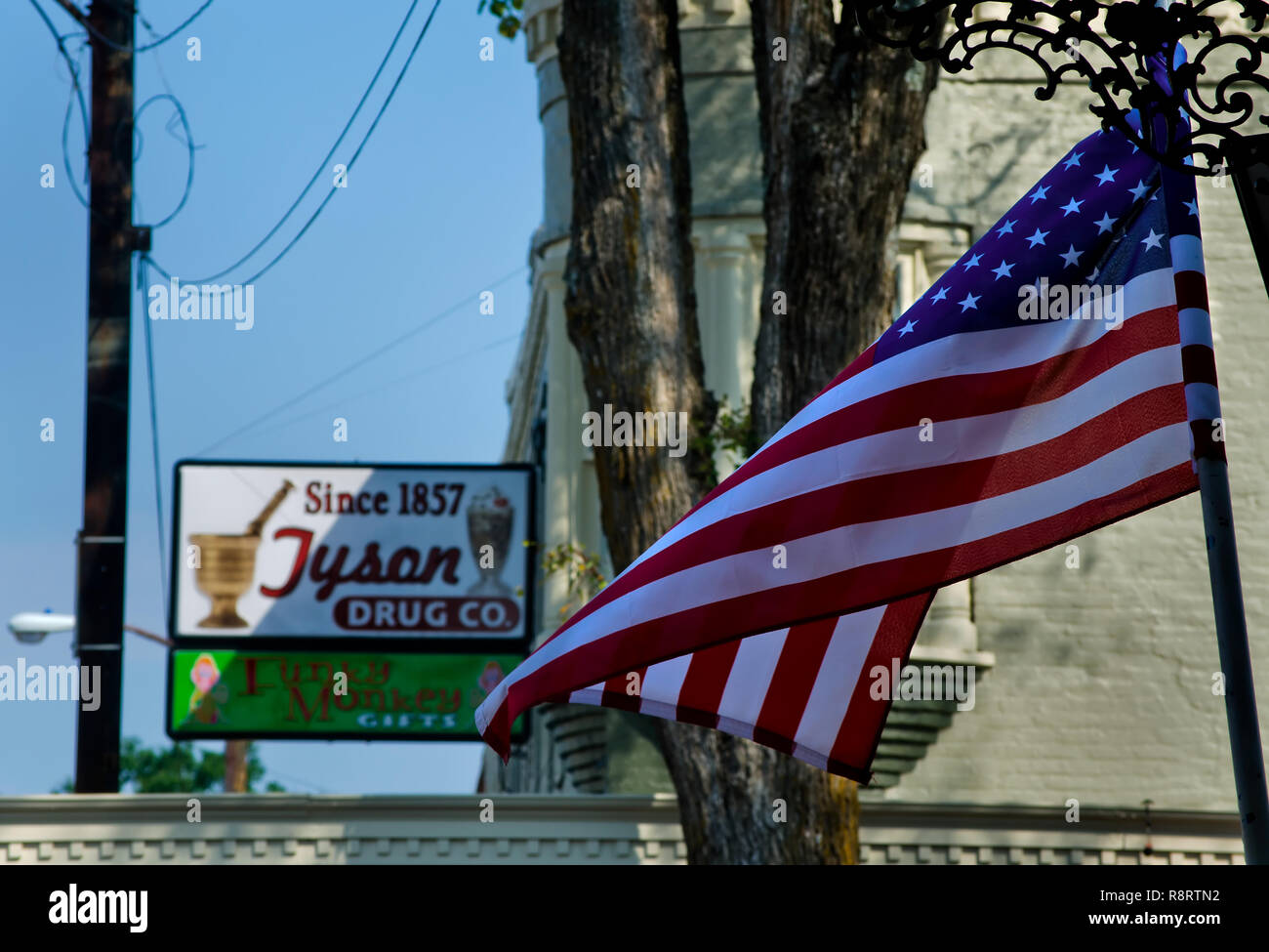 Eine amerikanische Flagge fliegt am 25. September 2011 in Holly Springs, Mississippi. Im Hintergrund ist Tyson Drug Co. Stockfoto