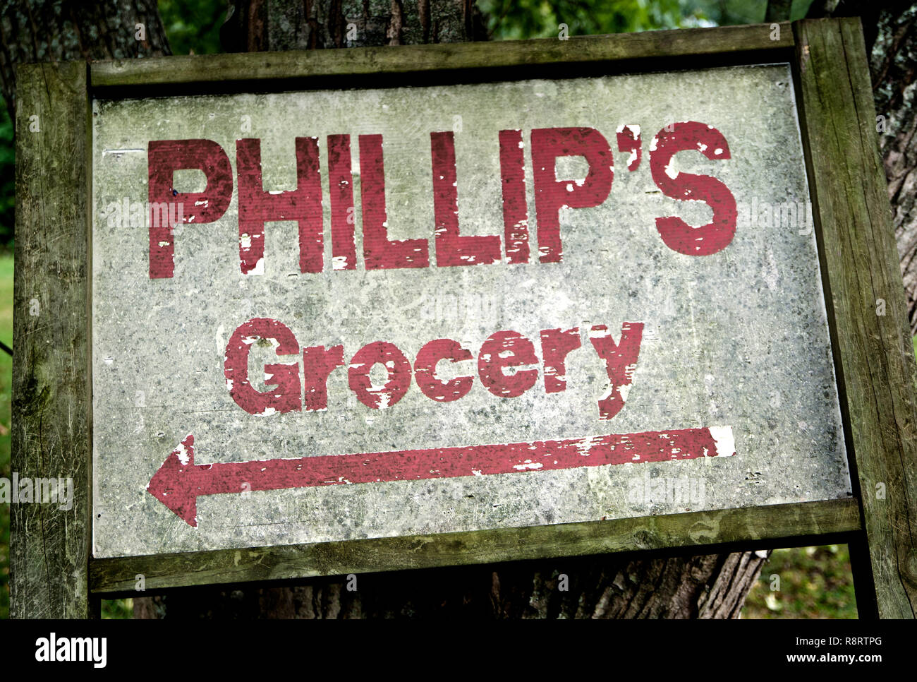 Ein Verschimmeltes hölzernes Schild führt Besucher zu Phillip's Grocery Sept. 24, 2011 in Holly Springs, Mississippi. Stockfoto