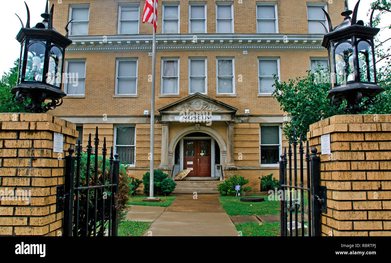 Ein Dach ruht auf den Stufen des Marshall County Historical Museum Sept. 19, 2011 in Holly Springs, Mississippi. Stockfoto