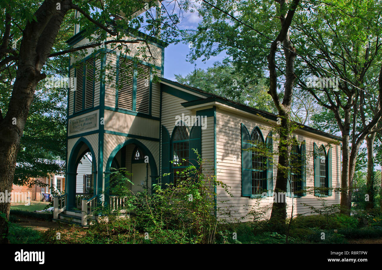 Das gelbe Fieber Märtyrer Kirche und Museum steht zwischen den Bäumen, Sept. 25, 2011 in Holly Springs, Mississippi gelegen. Stockfoto