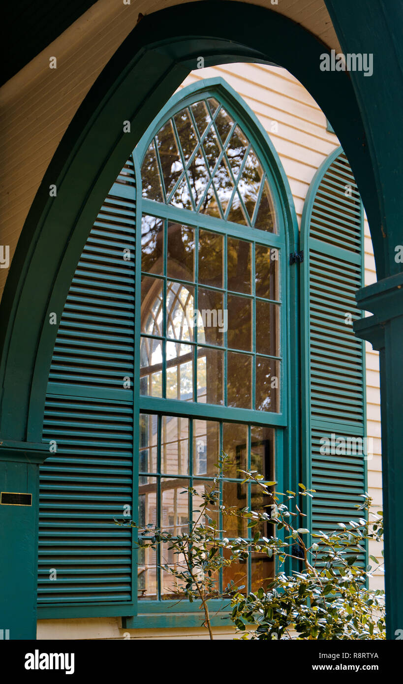 Das gelbe Fieber Märtyrer Kirche und Museum steht zwischen den Bäumen, Sept. 25, 2011 in Holly Springs, Missississippi eingebettet. Stockfoto