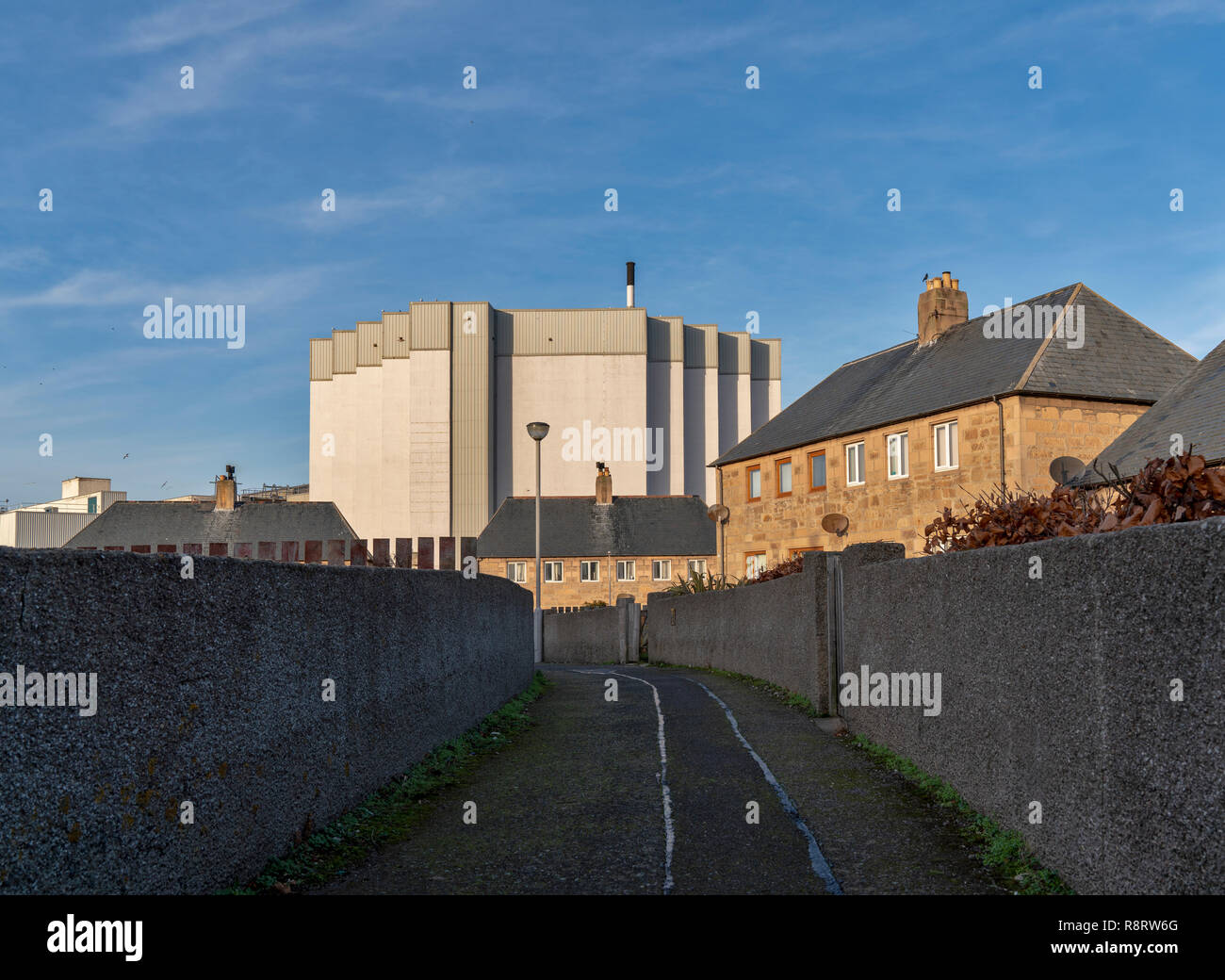 Zu Fuß zur burghead Maltings in Moray, Schottland Stockfoto