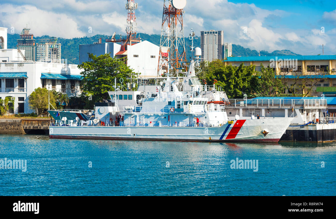 CEBU, Philippinen - Februar 23, 2018: Blick auf das weiße Schiff in den Hafen. Kopieren Sie Platz für Text Stockfoto