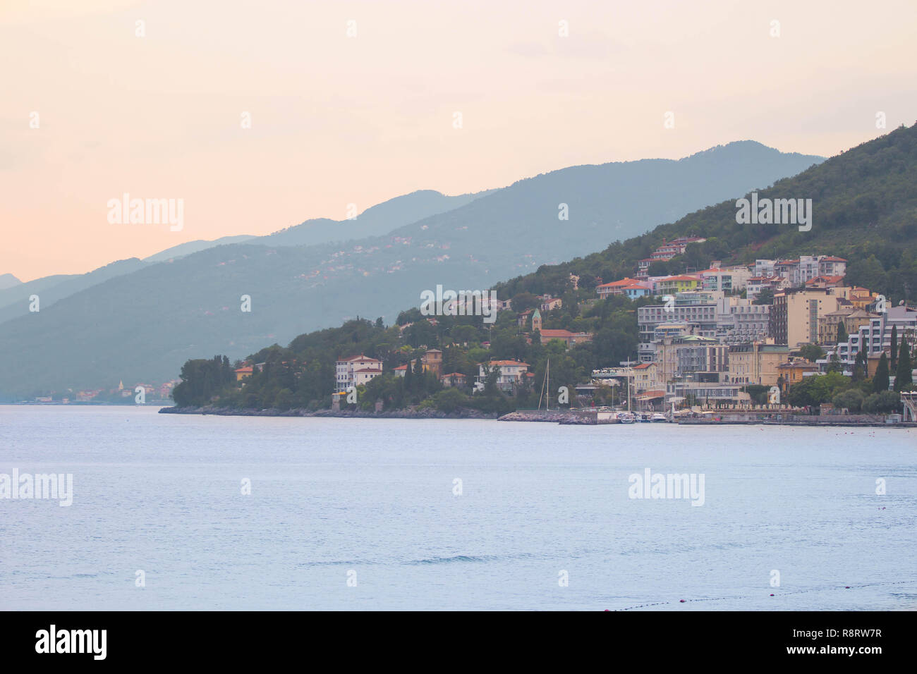 Sonnenuntergang am Abbazia Opatija Kroatien wiederholen Berge schöne Sommer in Europa Stockfoto