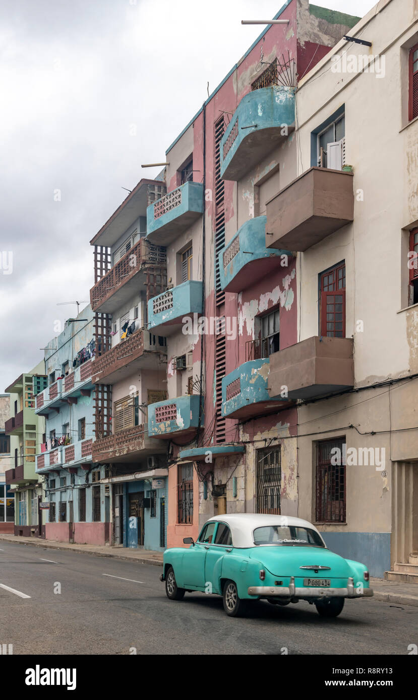 Alte amerikanische Autos Kreuzfahrt entlang des Malacón in Havanna, Kuba. Stockfoto
