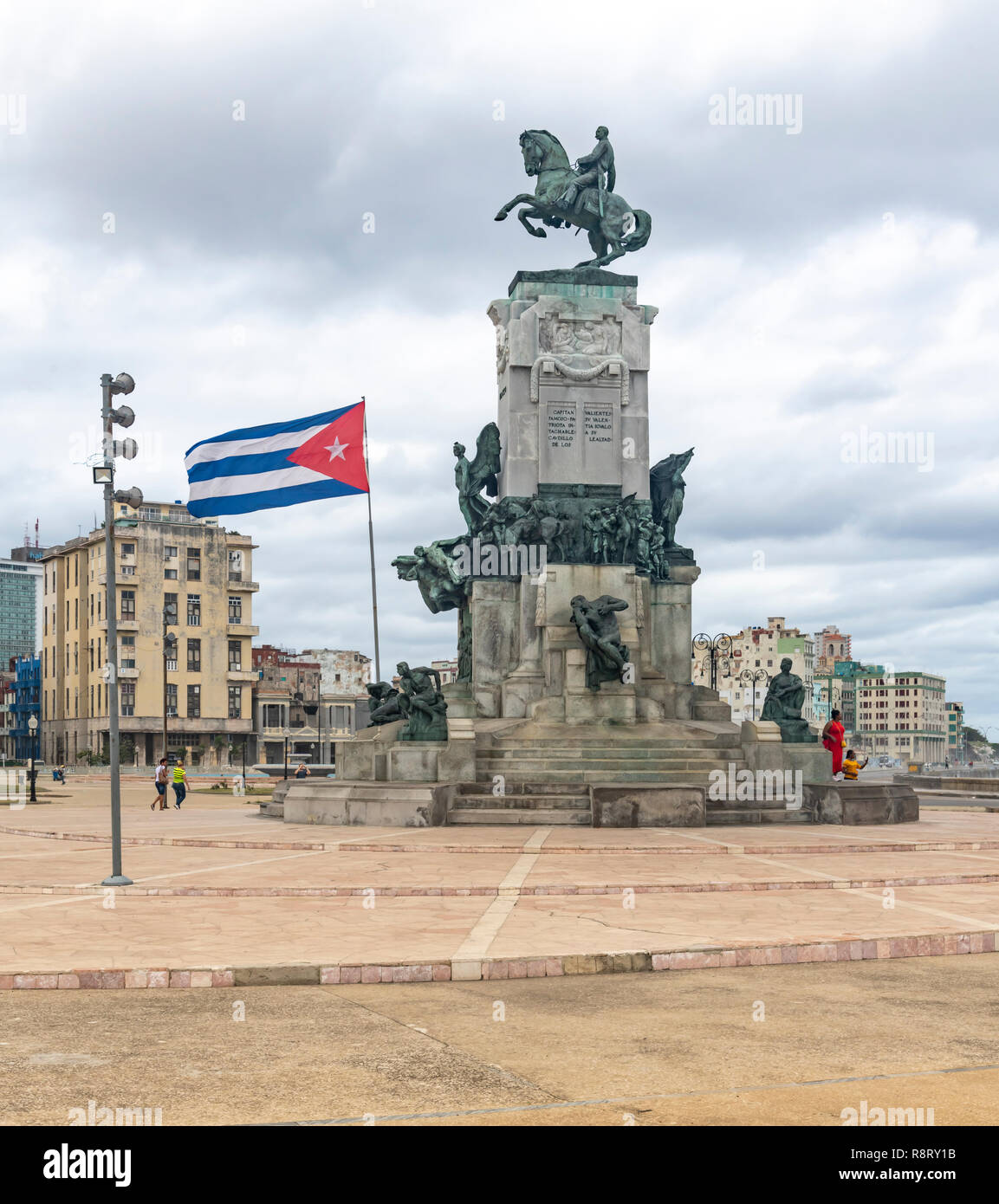 Denkmal für Antonio Maceo im City Park an der berühmten Malacón - Meer in Havanna, Kuba. Eine große kubanische Flagge ist stolz unfurled. Stockfoto