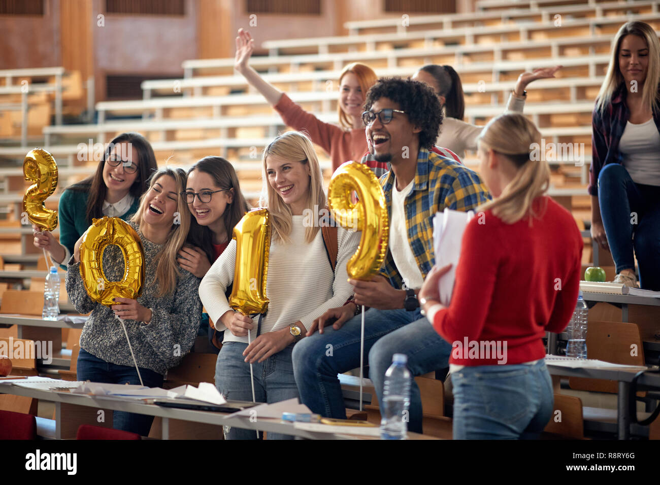 Gruppe von lächelnden internationale Studenten Urlaub feiern Stockfoto