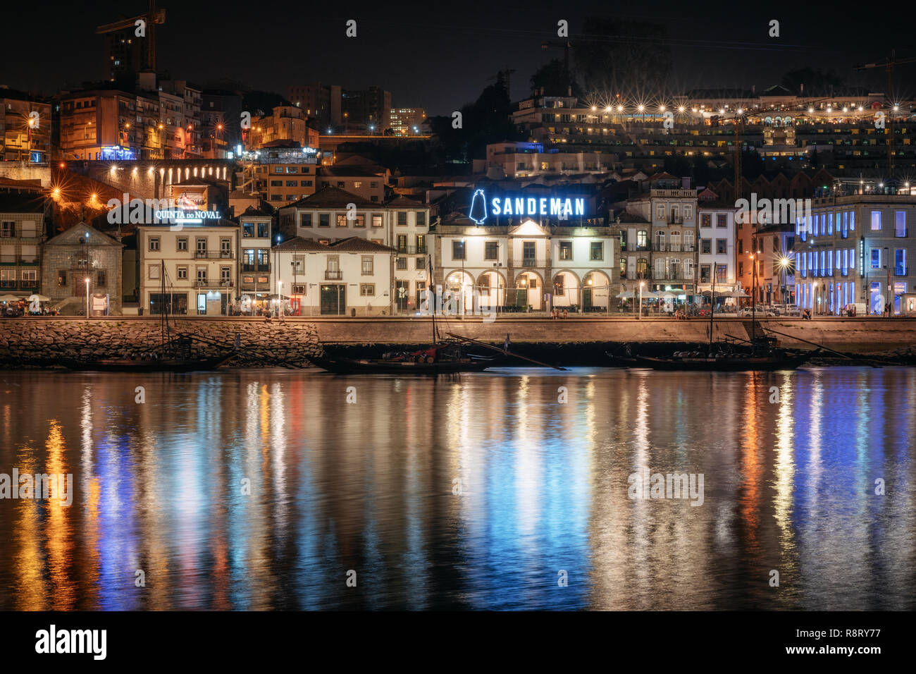 Vila Nova de Gaia, Porto, Lissabon - September 27, 2018: Panoramablick auf den Fluss Douro Embankment und Vila Nova de Gaia mit House of Sandeman aus der Stockfoto