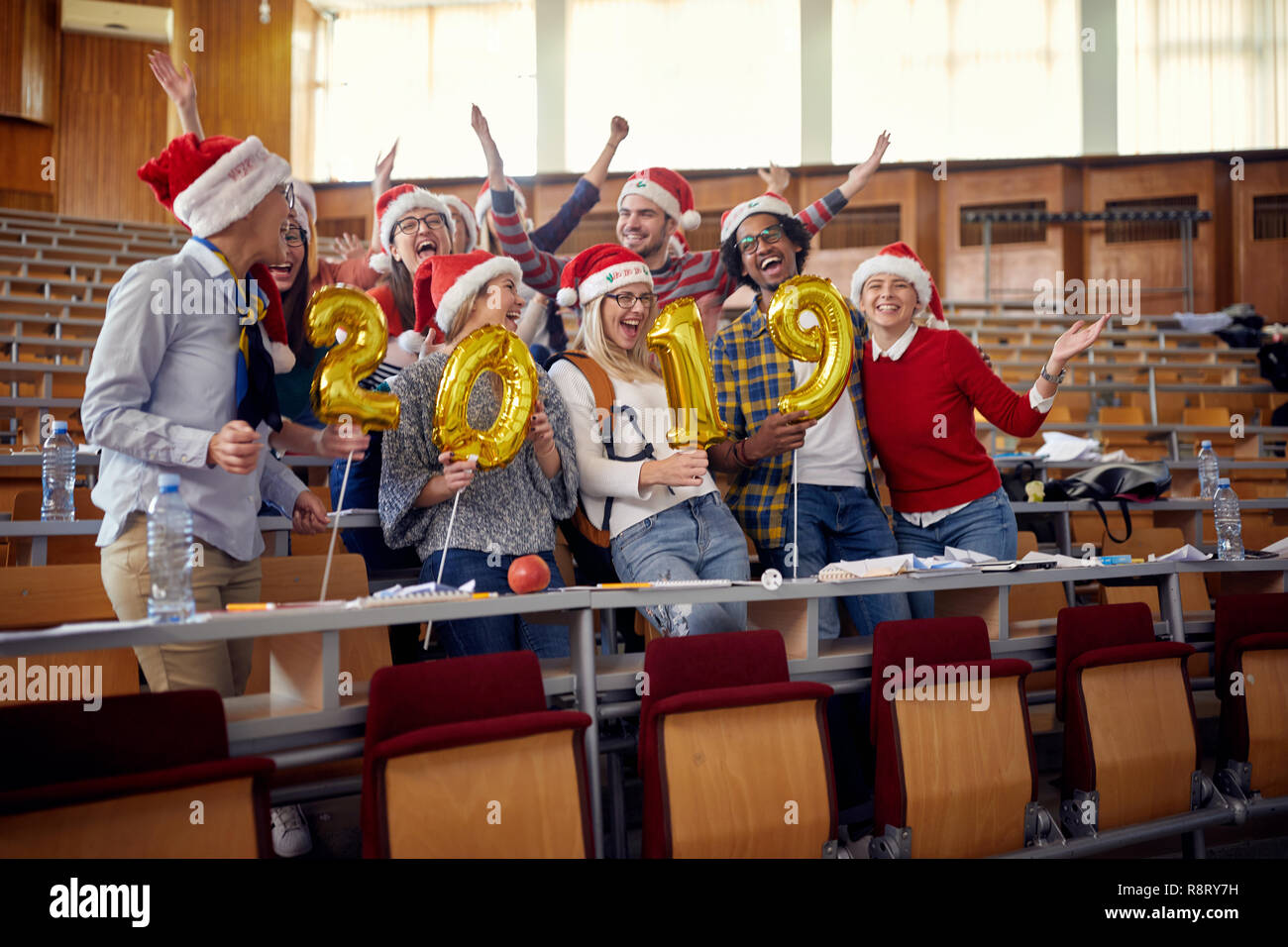 Gruppe von lächelnden internationale Studierende in Santa Hut Urlaub feiern Stockfoto