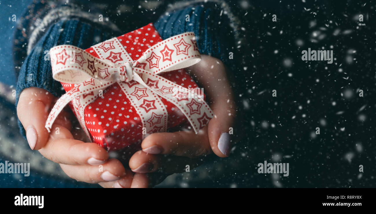 Nahaufnahme von weibliche Hände halten ein kleines Geschenk Stockfoto