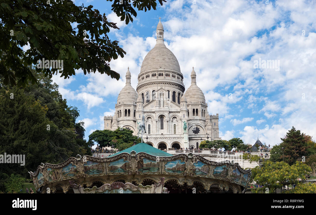 Die Basilika Sacré Coeur und Karussell auf Montmartre - Paris, Frankreich Stockfoto