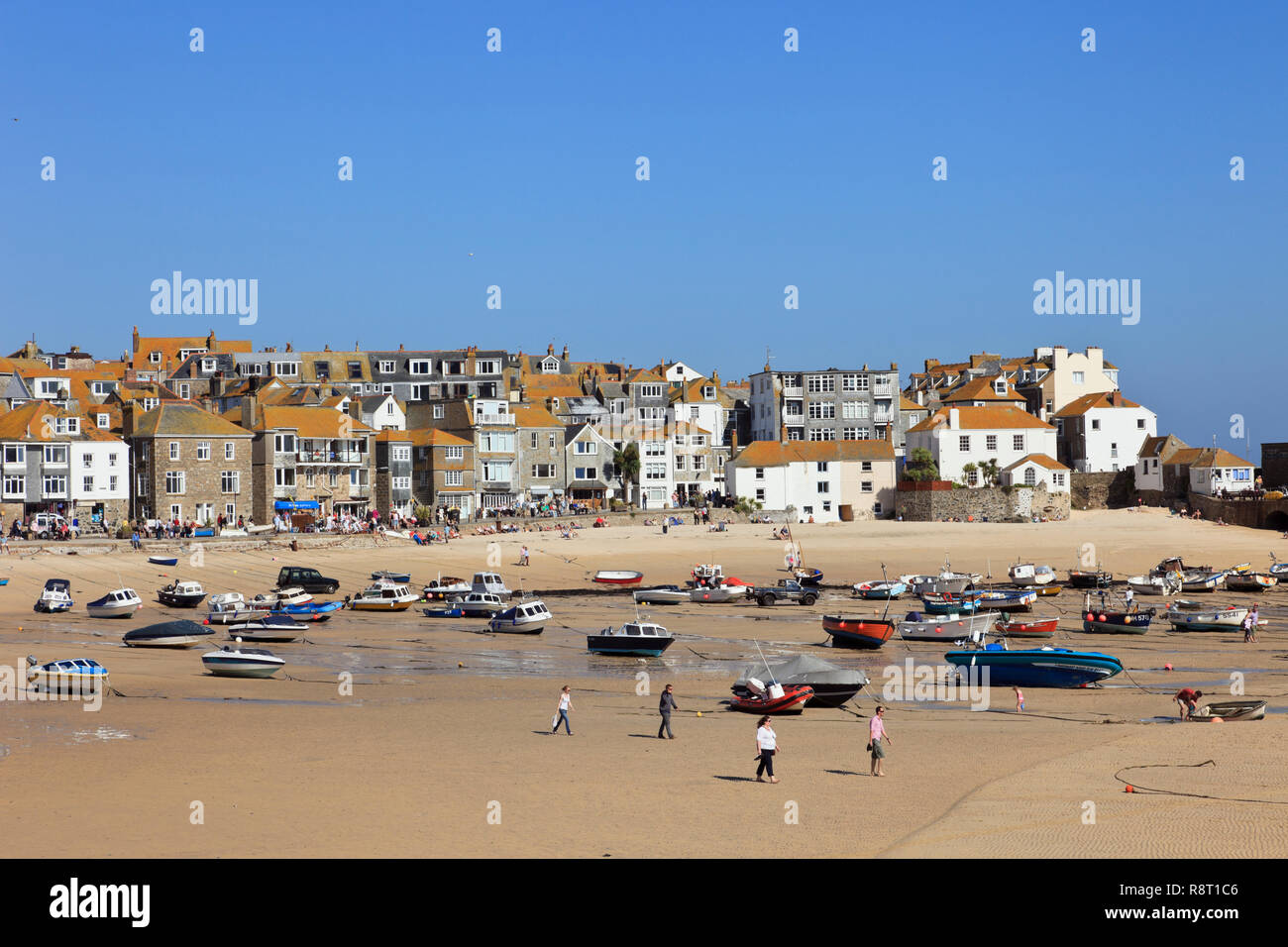 Blick auf die angelegten Boote in den sandigen Hafen bei Ebbe. St Ives, Cornwall, England, Großbritannien, Großbritannien Stockfoto