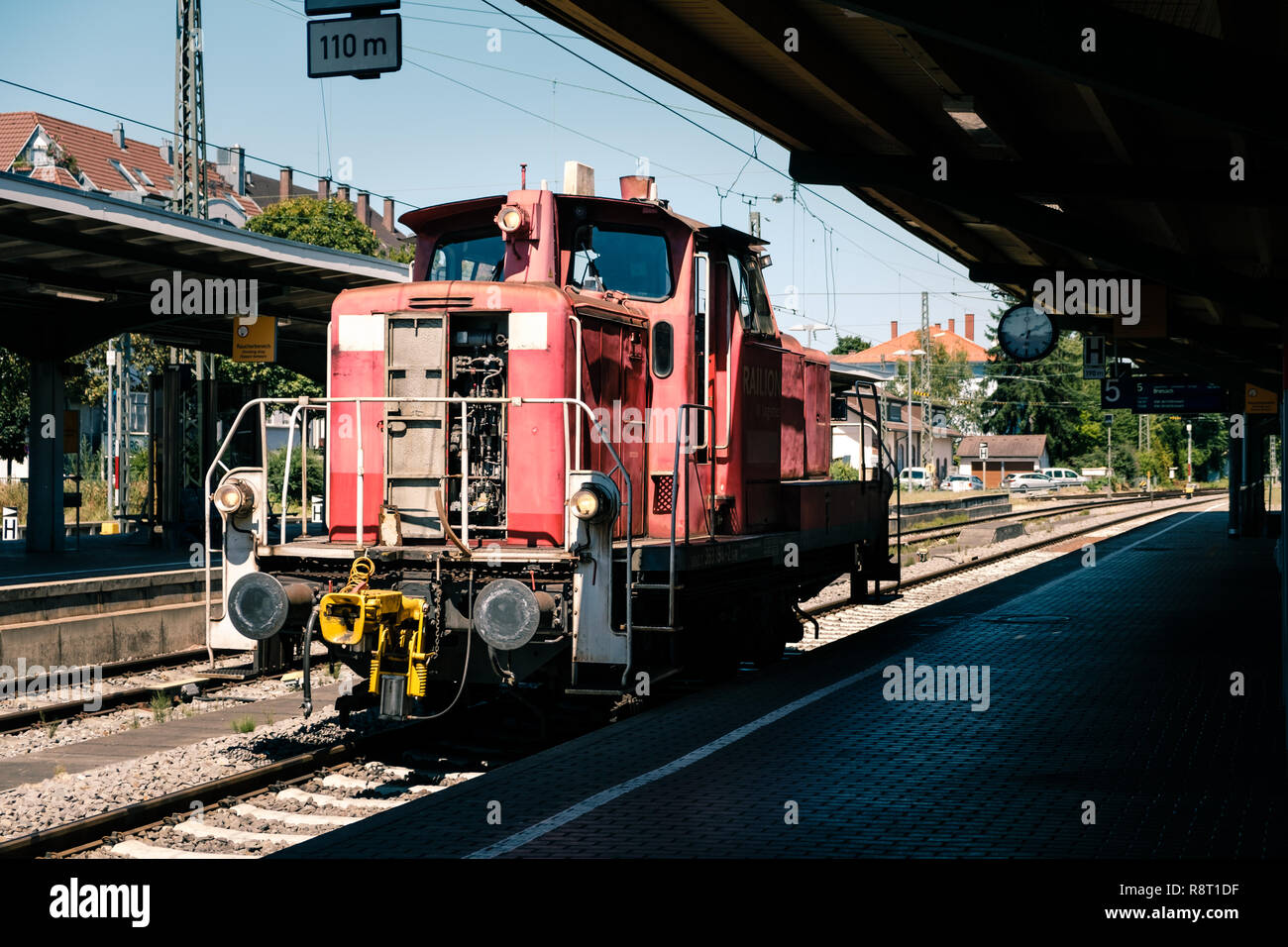 Mullheim, Baden-Württemberg, Deutschland - 30. JULI 2018: Rot rangieren Diesellokomotive ohne Autos in der Mullheim Bahnhof Stockfoto
