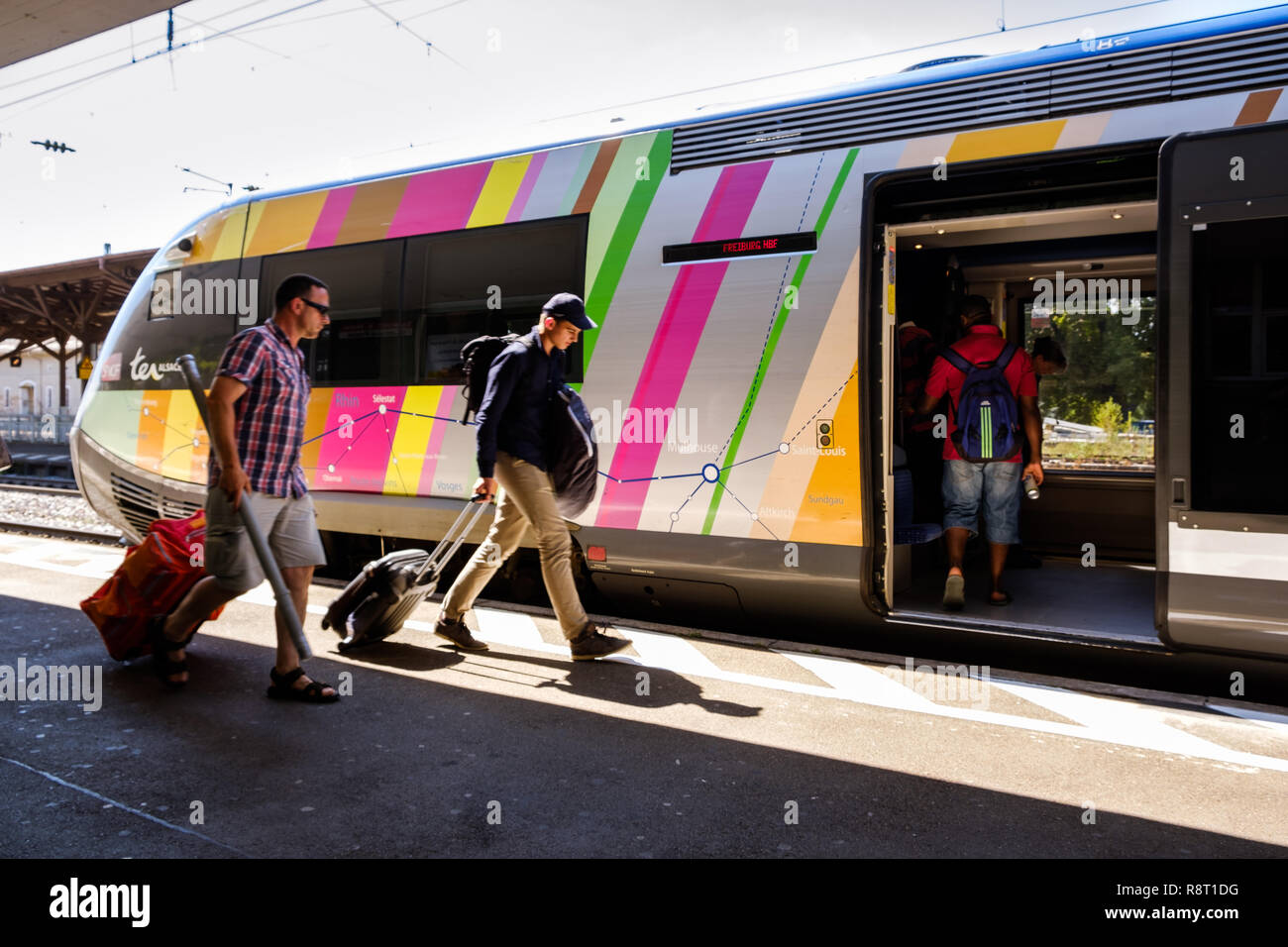 Mullheim, Baden-Württemberg, Deutschland - 30. Juli 2018: Die Passagiere Onboarding auf der TER Alsace regionalen Zug der französischen Eisenbahnen (SNCF) in den Mull Stockfoto